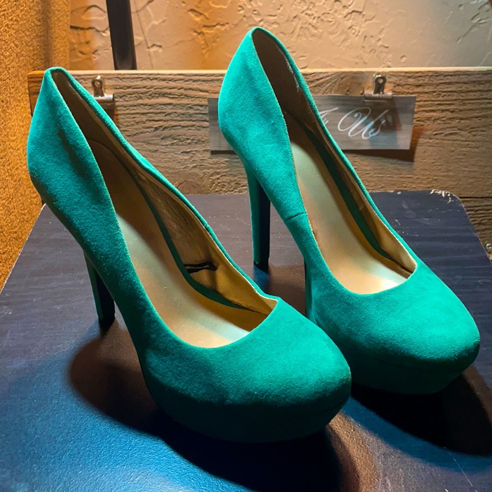 Emerald green suede heels 👠